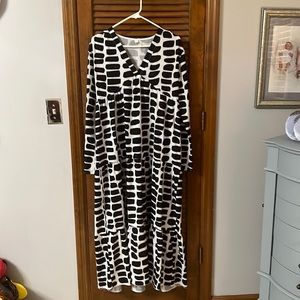 Women’s maxi dress size Large black and white long sleeve. No brand. New